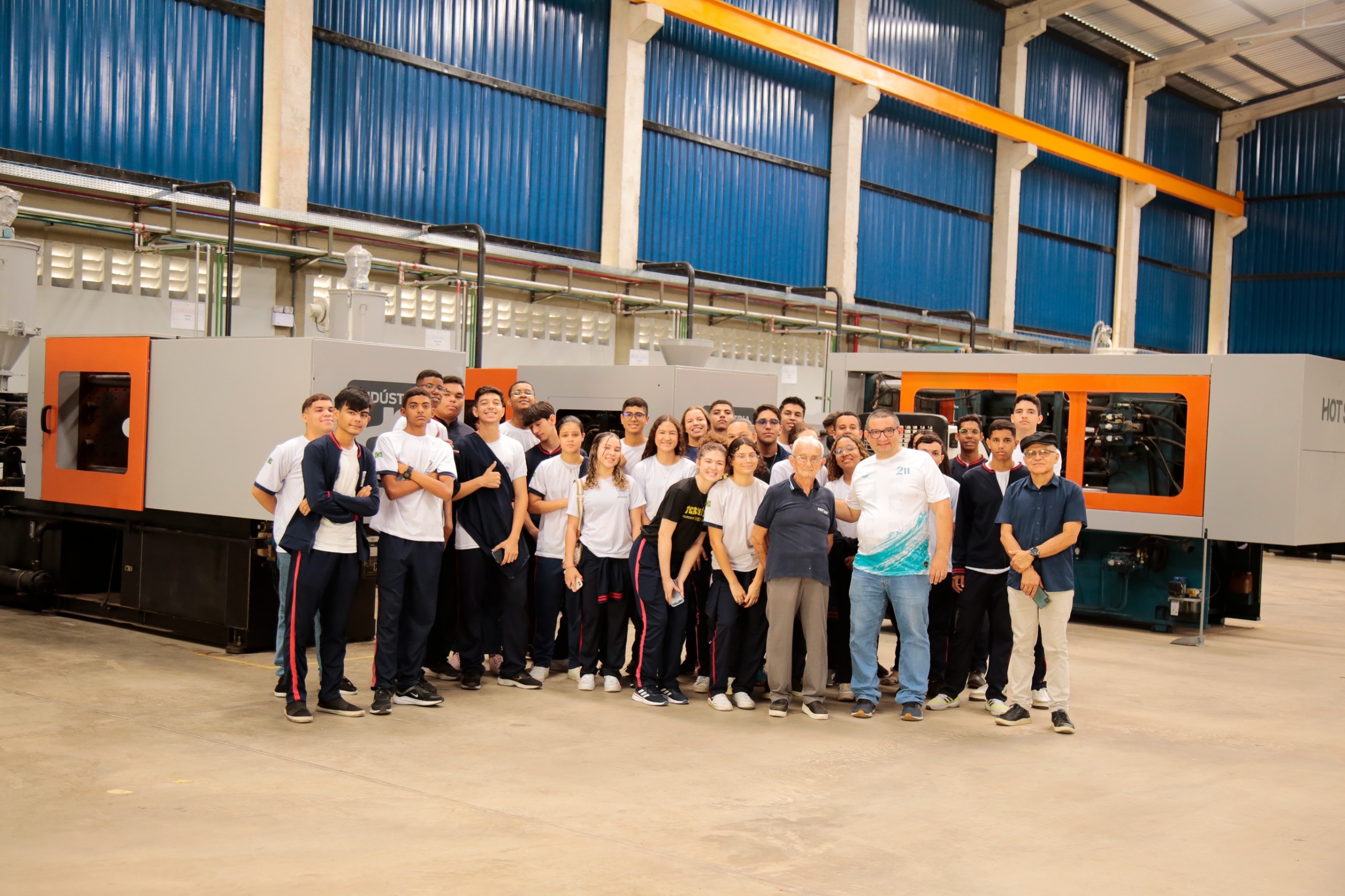 Alunos do Colégio Cívico Militar de Teresina fazem visita guiada à matriz Hot Sat